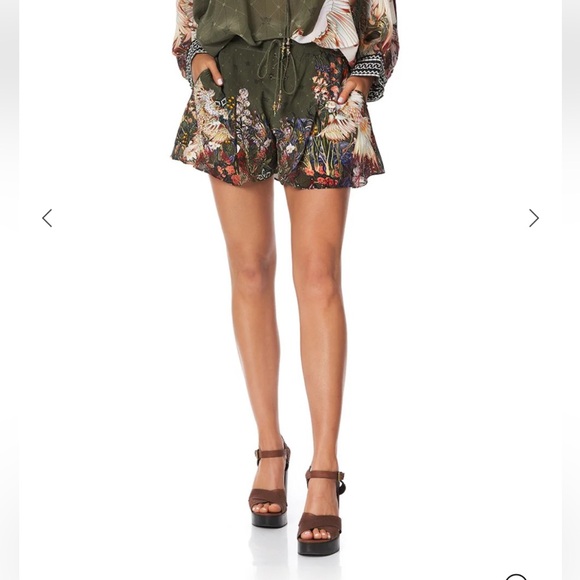 Camilla 100% silk Watchful Wings lace front shorts sz L - Picture 5 of 9